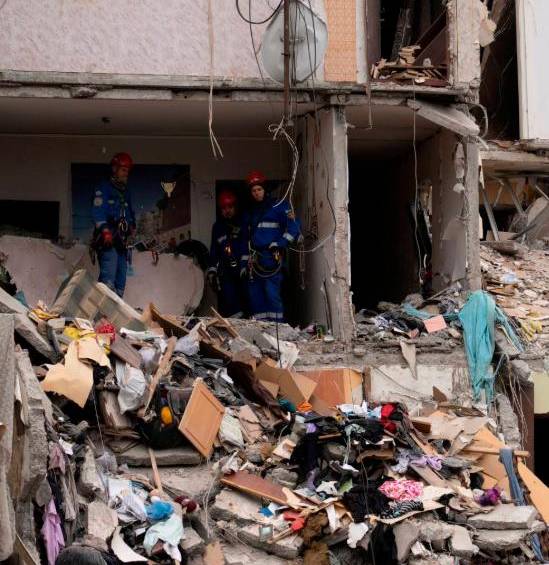 Los ataques rusos también están afectando las áreas residenciales de Kiev, en Ucrania. FOTO: AGENCIA AFP.