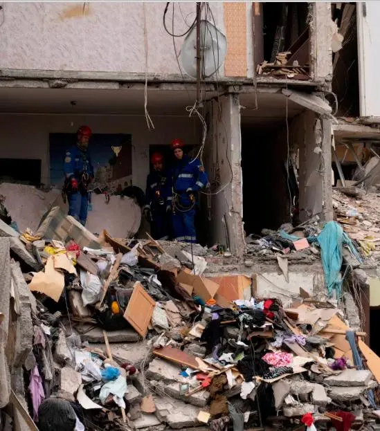 Los ataques rusos también están afectando las áreas residenciales de Kiev, en Ucrania. FOTO: AGENCIA AFP.