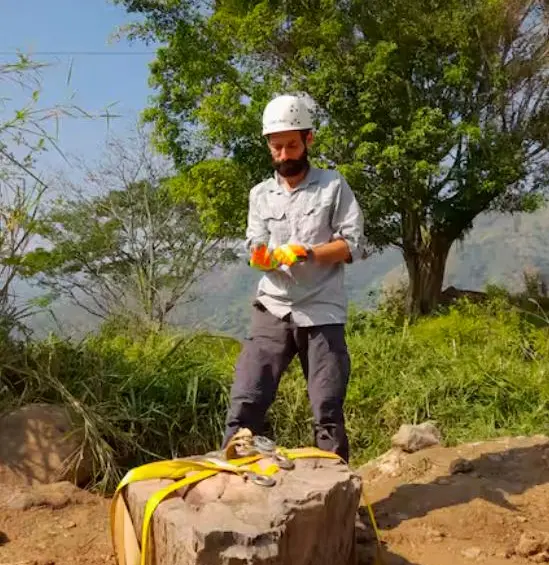 Juan David Rodríguez Torres con su hallazgo. FOTO: Cortesía Juan David Rodríguez
