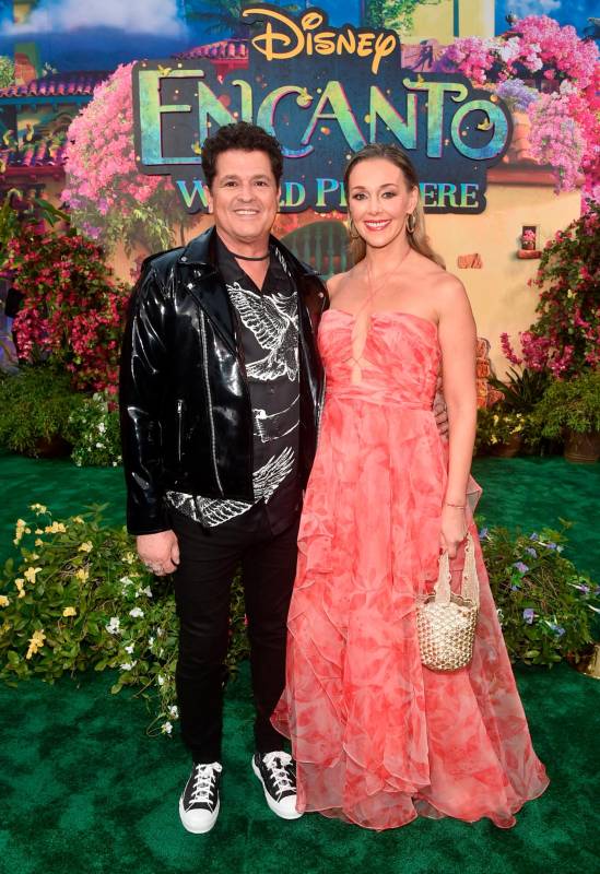 Carlos Vives, que tuvo un show musical, estuvo acompañado por su esposa Claudia Elena Vásquez. FOTO Alberto E. Rodriguez/Getty Images for Disney