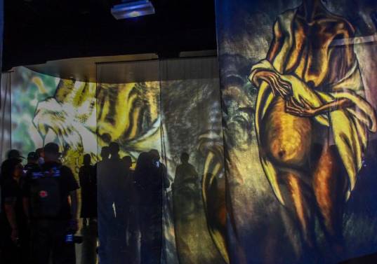La obra de Débora Arango presentada de manera inmersiva, como se ha hecho con otros grandes artistas de la historia como Van Gogh, en el Museo de Arte Moderno de Medellín. FOTO Julio César Herrera