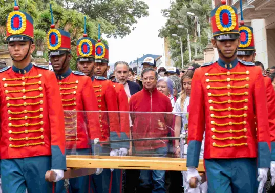 El presidente Gustavo Petro en compañía de su hija Antonella llevó la espada de Bolívar en medio de una jornada de movilizaciones. Foto: Presidencia