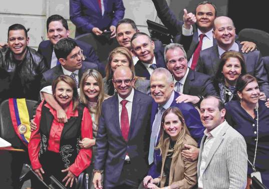 Una vez elegido Carlos Camargo (centro de la foto) se tomaron fotos para el recuerdo con varios senadores entre ellos Jota Pé Hernández y Efraín Cepeda. FOTO Colprensa