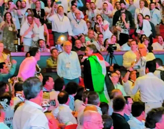 Daniel Quintero interrumpió el foro de la Andi para mostrar una bandera de Palestina y el auditorio en pleno lo sacó gritándole “ladrón, ladrón”.<b> </b>FOTO<b> captura de video</b> 