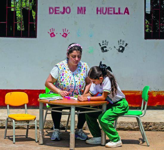 En 359 sedes educativas de Antioquia hay menos de cuatro estudiantes este año. En la imagen, un escuela en San Carlos (Oriente) donde solo quedó una estudiante en 2025. FOTO J<b>ulio César Herrera</b>