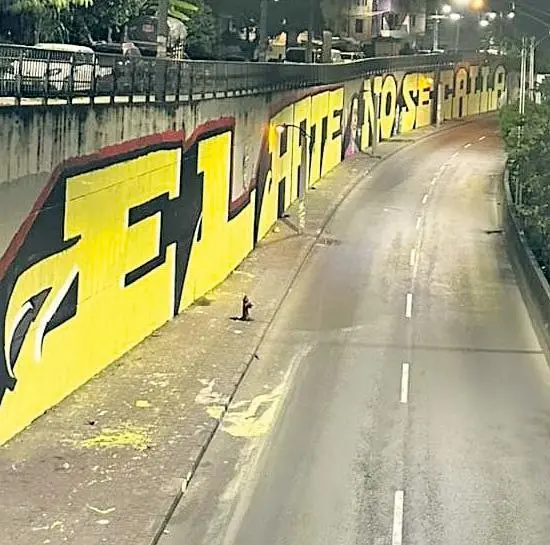 Durante la noche del jueves el muro fue de nuevo grafiteado. FOTO Cortesía