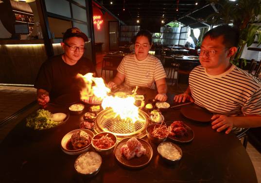 Jung Un, Sara y Daun Chung Park son los hermanos colombianos con padres coreanos que fundaron un restaurante dedicado a la gastronomía del país asiático. Foto: Manuel Saldarriaga.