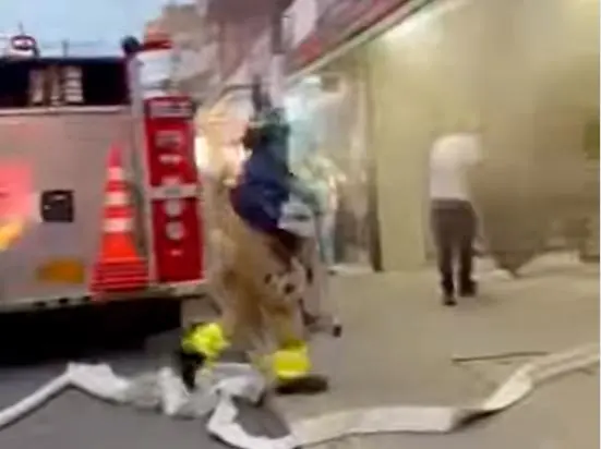 Las llamas se extendieron por el primer piso del centro comercial; varias personas quedaron atrapadas por un rato. FOTO: IMAGEN CONGELADA DE LA WEB