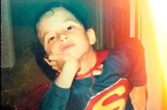 Esta foto, de Balvin de niño disfrazado de Superman, es la imagen del sencillo Niño soñador. FOTO Cortesía