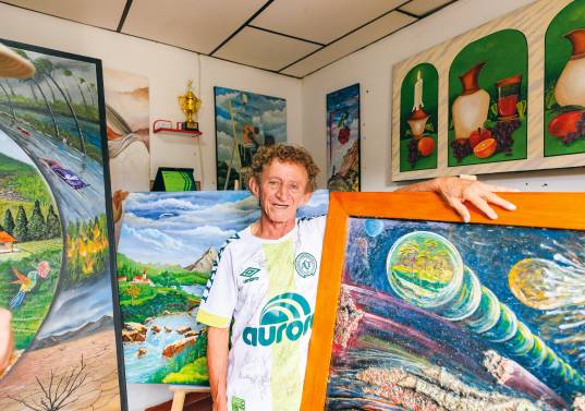 Sigrifredo Hidalgo tiene su taller en el primer piso de una casa de Caramanta, Antioquia. FOTO<b><span class="mln_uppercase_mln"> Camilo Suárez</span></b>