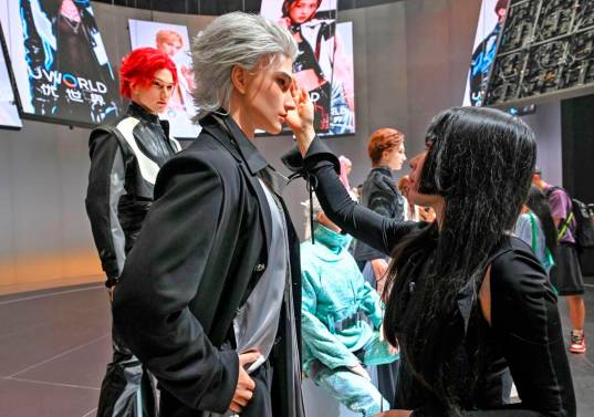 Para todos los gustos, así lucen estos robots humanoides para combatir la soledad. FOTO AFP