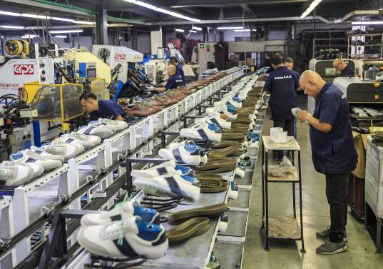 La ley permite que empleadores y trabajadores acuerden cómo distribuir las 42 horas semanales, siempre que se garantice al menos un día de descanso. Foto: Camilo Suárez