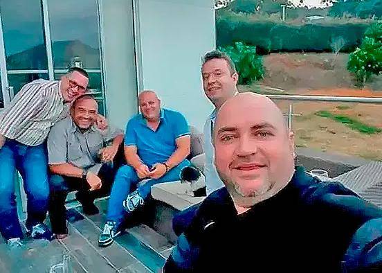 Álvaro Villada (izq.) fue quien entregó los documentos por si algo le pasaba. Acá abraza a Edison López alias ‘Chano’ quien es abogado y ha defendido a capos de ‘la Oficina?. Le siguen MIguel Quintero, Wilder Echavarría y Jorge Enrique Liévano. FOTO: EXPEDIENTE