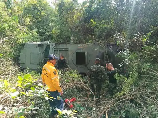 En el vehículo blindado se movilizaban nueve militares, entre los cuales hubo un muerto y dos heridos. FOTO: CORTESÍA DEL EJÉRCITO.