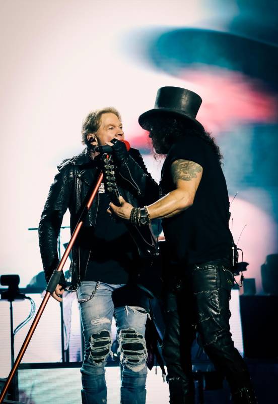La guitarra en las manos de Slash y la voz de Axl Rose son arte, y más cuando en el concierto en el estadio El Campín en Bogotá comenzaron a sonar los clásicos de la banda Guns N’ Roses luego de 30 años de su primer concierto en la capital colombiana. FOTO: CORTESÍA KATARINA BENZOVA