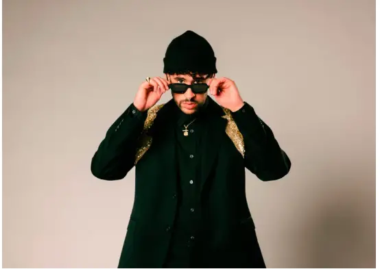 Bad Bunny, superestrella puertorriqueña y ganador de tres premios Grammy, fue elegido por la NFL como protagonista del show de medio tiempo del Super Bowl 2026, decisión que desató críticas en sectores trumpistas. FOTO: Colprensa