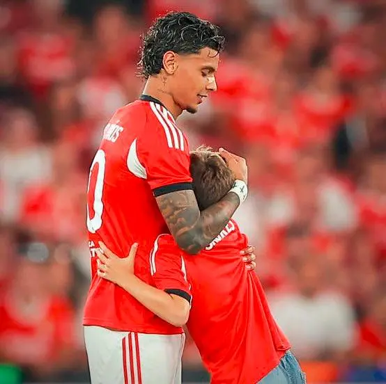 Esta fue una bonita imagen durante el partido, cuando un pequeño hincha del Benfica entró a la cancha a abrazar a Richard Ríos. FOTO @1amorbenfica