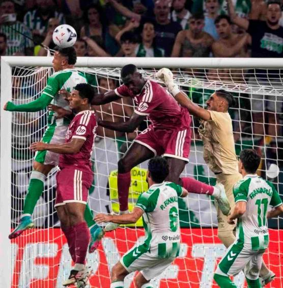 Este es el momento del gran salto de Nelson Deossa para ganar el balón en el aire, superando además a los rivales Jude Bellingham e Ibrahima Konaté, quienes no pudieron impedir el cabezazo del colombiano. FOTO TOMADA INSTAGRAM 
