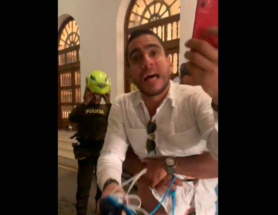 El senador protagonizó el escándalo a las afueras de un hotel. FOTO Cortesía