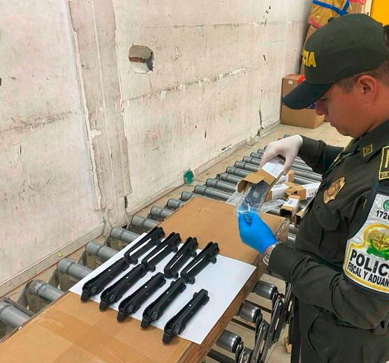 Autoridades encontraron armas y municiones en zona de envíos del Aeropuerto Internacional El Dorado. Foto: Colprensa. 