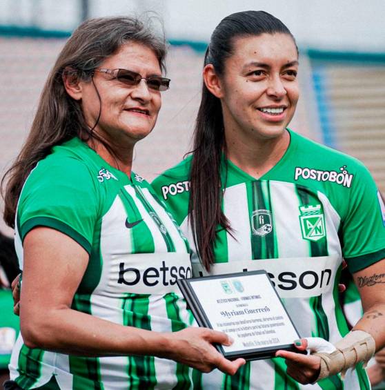 Yoreli Rincón le entregó el reconocimiento a Myriam Guerrero, la primera capitana de la selección femenina de mayores. FOTO CORTESÍA ATLÉTICO NACIONAL