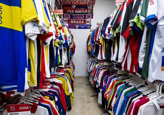 Colección de camisetas de fútbol propiedad del fanático Gustavo Arbeláez. Foto: Jaime Pérez Munévar