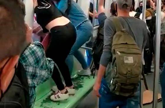 El metro sufrió afectaciones en uno de sus trenes. FOTOS carlos velásquez y cortesía