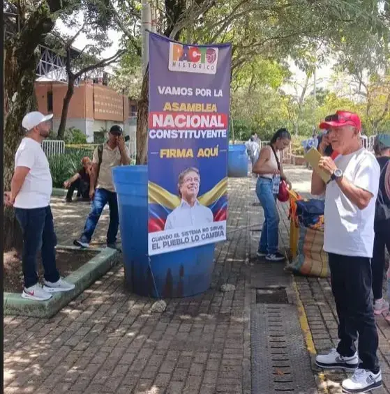 Recolección de firmas para constituyente apareció en evento de Cepeda en Medellín, mientras crece debate político por iniciativa impulsada por el Gobierno. FOTO: EL COLOMBIANO