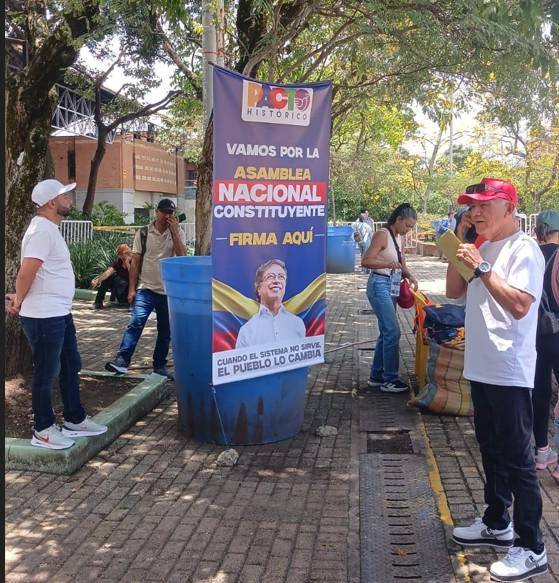 A un costado del parque San Antonio, había un grupo de personas recogiendo firmas para la Asamblea Nacional Constituyente, con una imagen del presidente Petro. FOTO: El Colombiano.