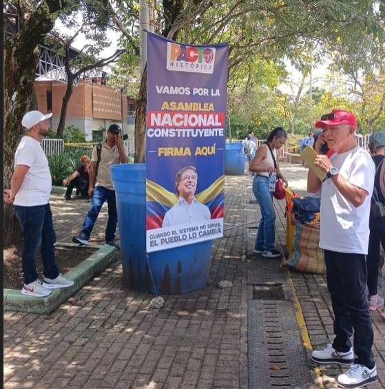A un costado del parque San Antonio, había un grupo de personas recogiendo firmas para la Asamblea Nacional Constituyente, con una imagen del presidente Petro. FOTO: El Colombiano.