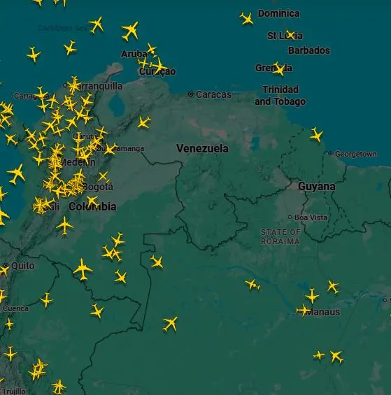 En la noche de este domingo, 30 de noviembre, imágenes de radares mostraban un tráfico aéreo casi nulo en Venezuela. FOTO tomada de Flightradar24