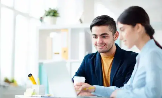 Alkomprar busca formar nuevos talentos en ventas, mercadeo y publicidad con formación virtual y práctica real en sus tiendas. FOTO: GETTY