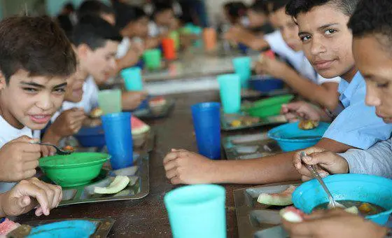 Niños en un comedor escolar. FOTO: ONU
