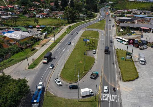 Imagen aérea de uno de los tramos de la autopista Medellín - Bogotá. FOTO Manuel Saldarriaga