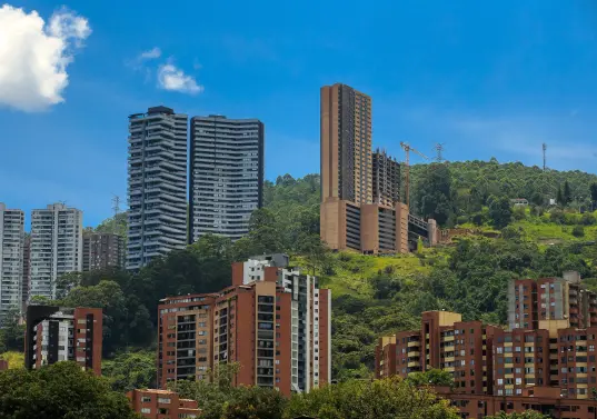 Para los analistas, el incremento del 23% en el salario mínimo añadió presiones adicionales. Por el lado de la demanda, eleva el precio máximo de la vivienda VIS, encareciendo su acceso en un contexto en el que los ingresos de los hogares no crecen al mismo ritmo. Foto: Camilo Suárez