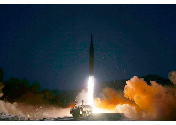 Lanzamiento de misil de Corea del Norte. FOTO: Imagen tomada de Rodong Sinmun, medio del Partido del Trabajo de Corea del Norte.