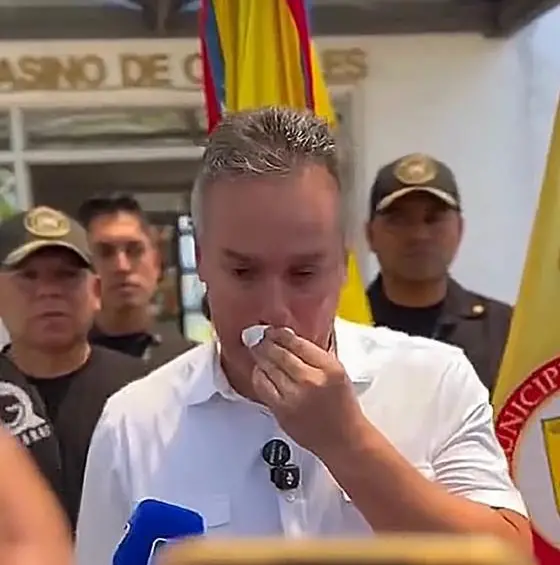 La imagen del alcalde de Pereira, Mauricio Salazar, quebrantado mientras informaba al país como había quedado la ciudad, una de las más devastadas. FOTO captura de video