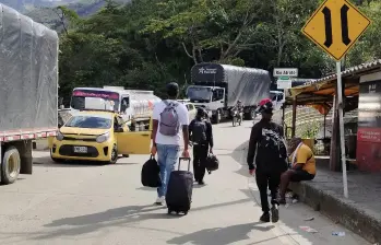 Aspecto de los bloqueos a la altura del sector El Siete, en el municipio de El Carmen de Atrato. FOTO: Cortesía Publinoticias Regiones