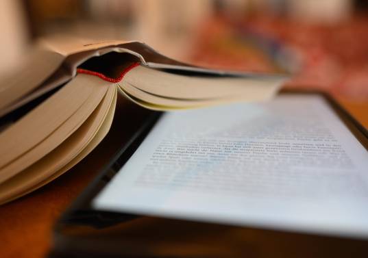 El teléfono inteligente es el dispositivo más usado y el audiolibro el formato de mayor crecimiento. FOTO AFP