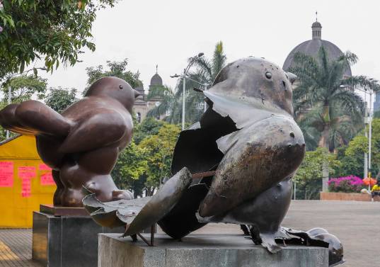 La escultura Pájaro destruida y la nueva, que está una al lado de la otra en el centro de la ciudad. Foto: Archivo.