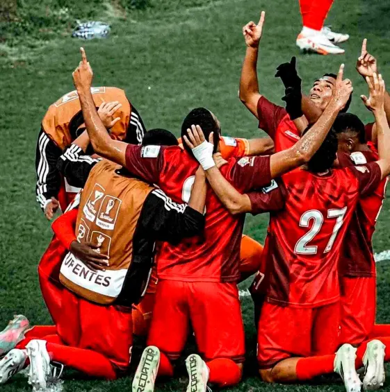 El Barranquilla FC celebra la clasificación a los octavos de final de la Copa BetPlay, tras eliminar al Junior. FOTO TOMADA X@BarranquillaFC