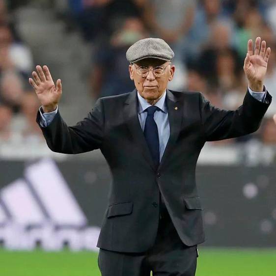 Florentino Pérez, presidente del Real Madrid, canceló su viaje a Liverpool para darle el último adiós a Amancio Amaro. FOTO TOMADA DE TWITTER DE @REALMADRID