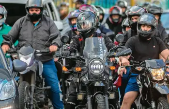 Entre 2023 y 2024, los viajes en rutas de buses urbanos cayeron en 19.000 pasajeros, mientras el crecimiento de las motos y carros se mantiene. FOTO: Julio César Herrera 