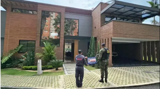 Esta es la fachada de una de las propiedades que fueron incautada. Imagen: Fiscalía.