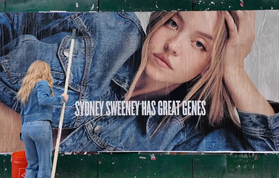 Sydney Sweeney protagoniza una nueva polémica tras su más reciente campaña con la marca American Eagle. Imagen, captura de video. 