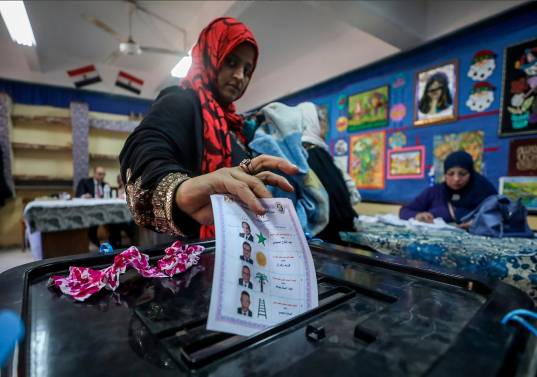 Una mujer vota para las elecciones presidenciales en la Escuela Mártir Mohamed Savwaf en la ciudad de Shibin El Qanater, El Cairo, Egipto, el 12 de diciembre de 2023. Foto GETTY.