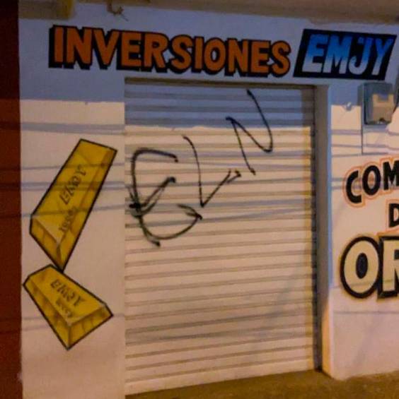 En el municipio de El Bagre varios locales comerciales amanecieron pintados con frases y mensajes alusivos al Eln. FOTO CORTESÍA POLICÍA ANTIOQUIA