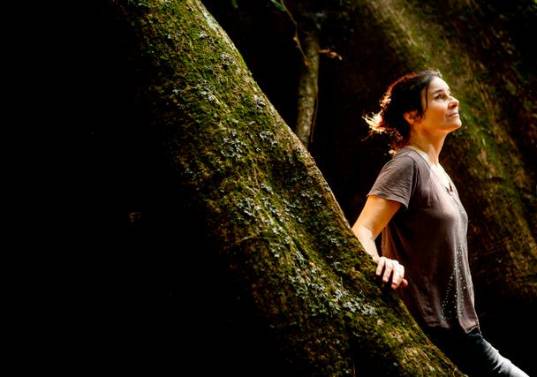 En 2021 recibió el Premio Maria Moors Cabot de la Universidad de Columbia por el conjunto de su obra. Fundó y dirige la plataforma trilingüe Sumaúma: Periodismo desde el Centro del Mundo. Foto Lela Beltrao, Hay Festival.