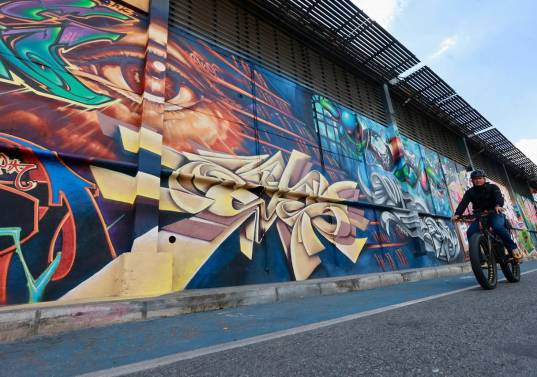 El mural “El grafiti y su legado en Medellín” fue creado por varios artistas urbanos en una superficie de 350 metros cuadrados. FOTO Manuel Saldarriaga