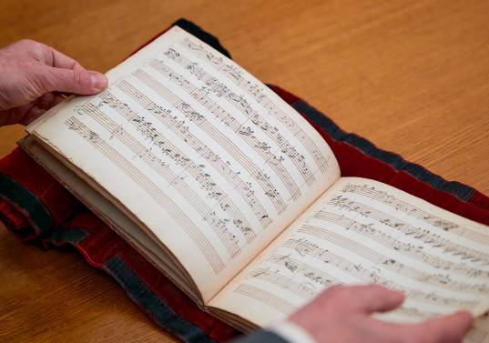 Este es el cuaderno donde está el manuscrito inédito de Mozart. FOTO: Radio France